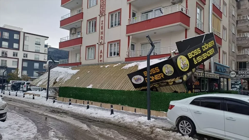 Batman’da Kar Yağışı Sundurmayı Çöktürdü: Ağır Kar Birikintisi Binayı Yere Yıktı