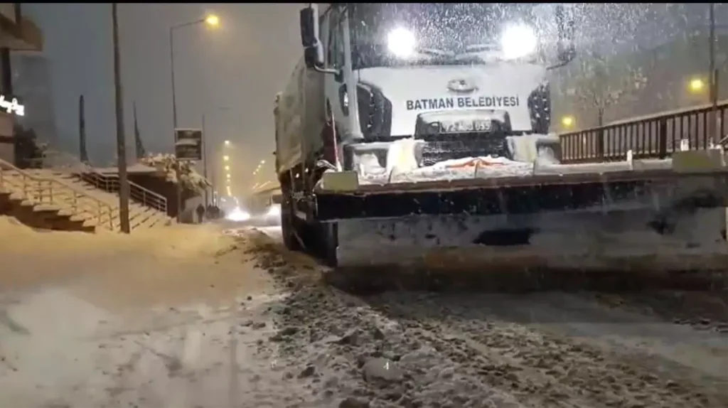 Batman’da yoğun kar yağışı sürücülere zor anlar yaşattı