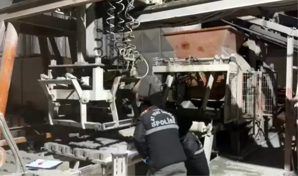 Burdur’da Kilit Parke Tesisi İşçisi Pres Makinesine Sıkıştı