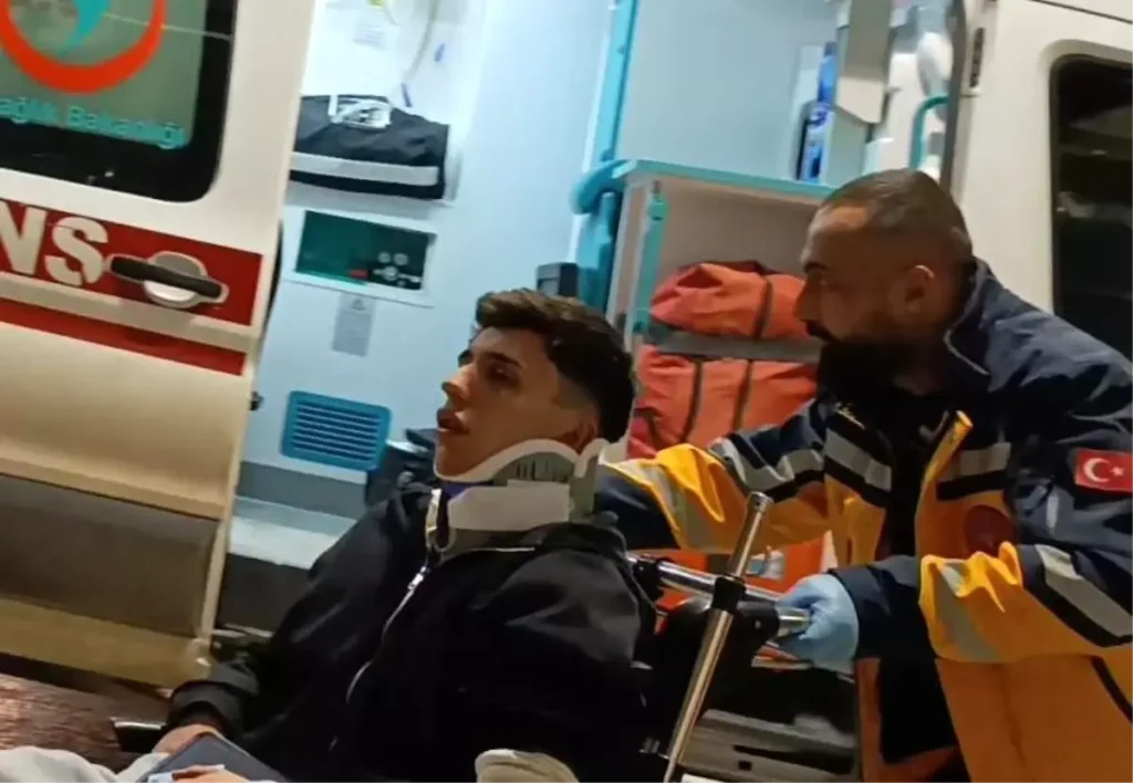 İnegöl’de Direğe Çarpan Otomobilde Sürücü Hastaneye Kaldırıldı