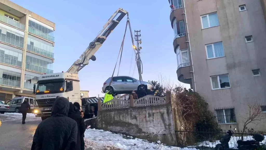 Sinop’ta Buzlanan Yolda Araç Kayarak Apartman Bahçesine Düştü