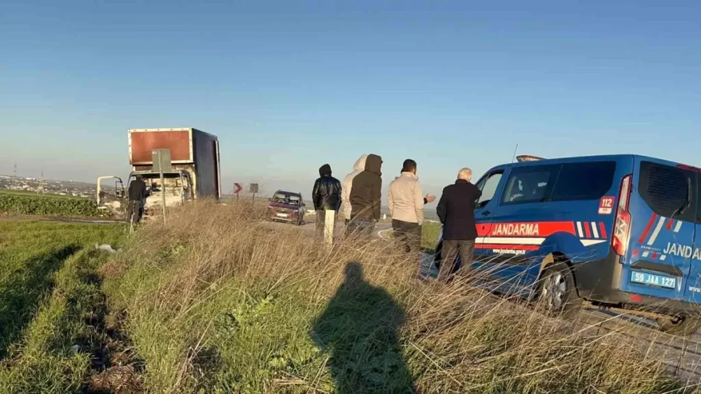 Tekirdağ’da Kamyonet Alev Aldı