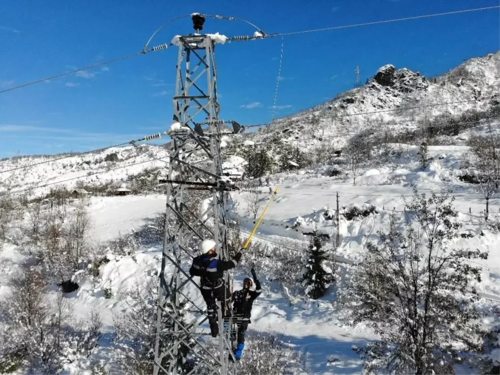 Kar Yağışı Felaketi: Çoruh EDAŞ 7/24 Elektrik Bakımını Aksatmadan Sürdürüyor