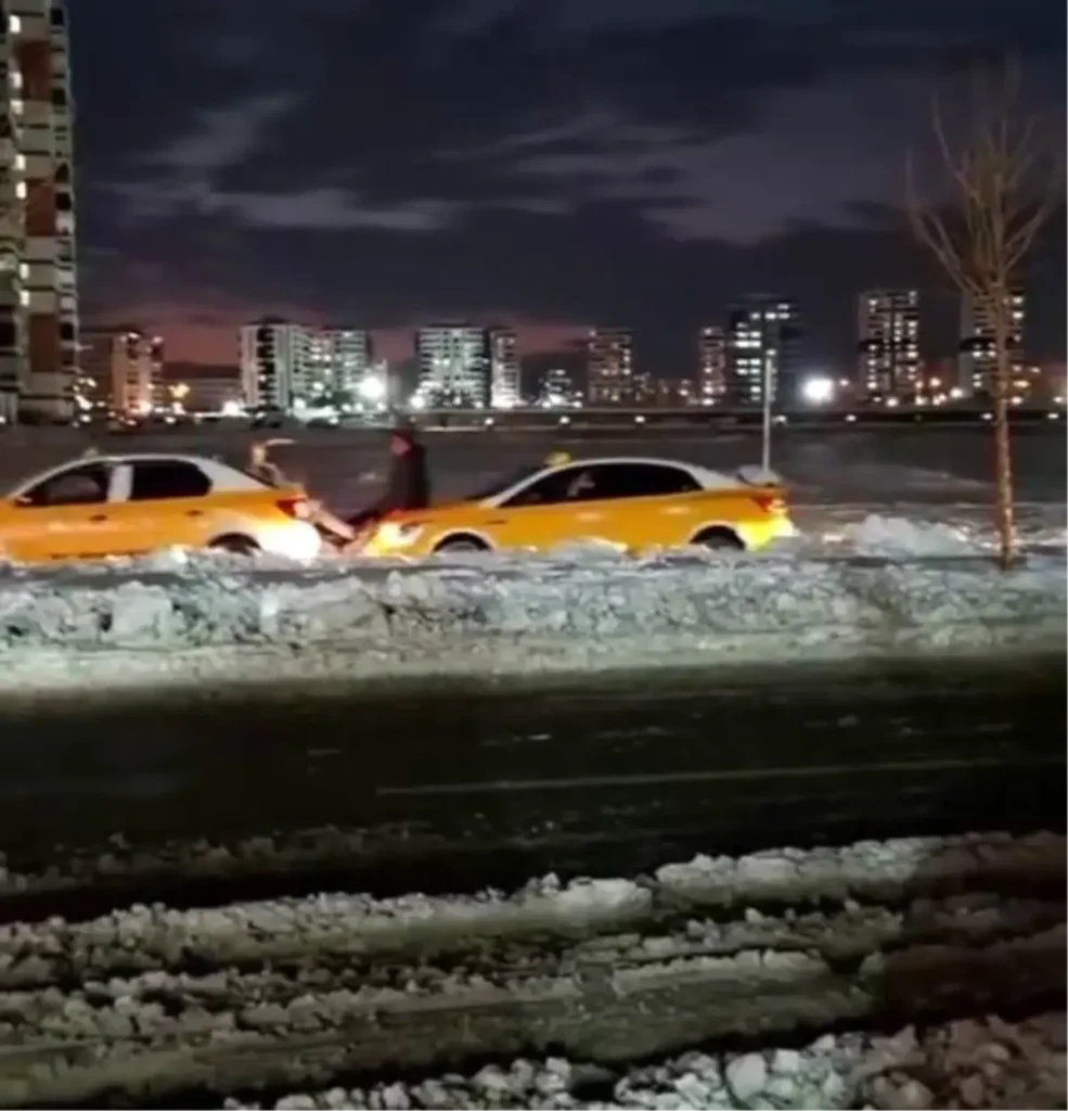 Diyarbakır’da Taksiye İlginç Yardım: Vatandaş Kaputu Çıkarıp Destek Oldu