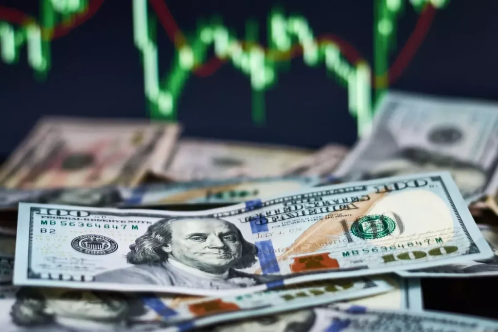 Dolar Tarihte İlk Kez 43 Lirayı Aştı: Rekor Seviye ve Piyasalardaki Dalgalanma