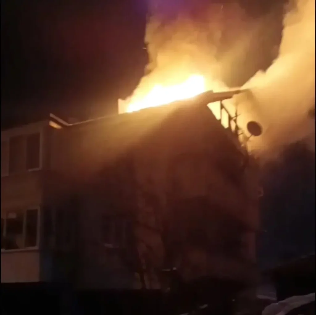 Düzce’de 3 Katlı Binada Çatı Yangını Kontrol Altına Alındı