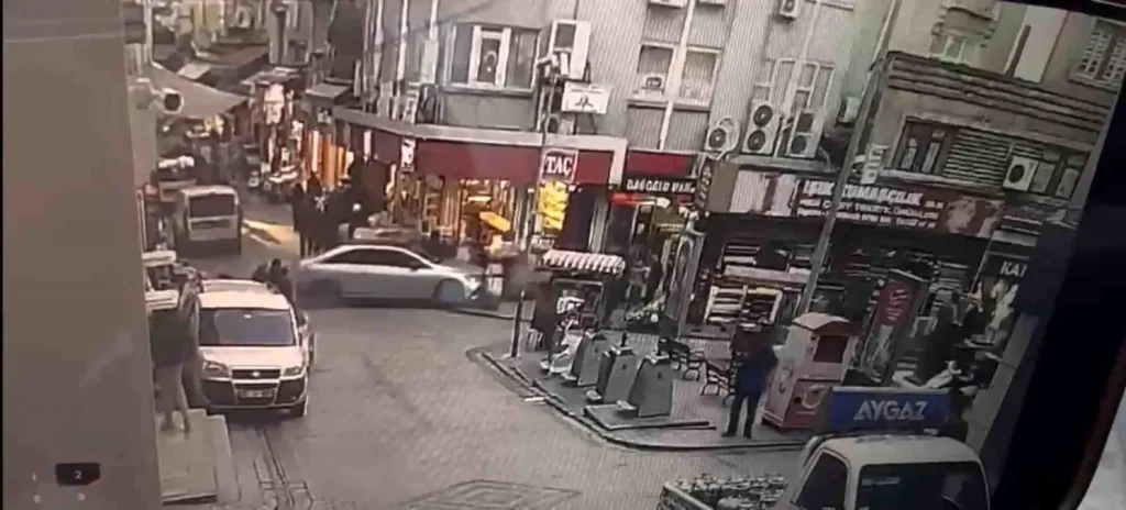 Eminönü’nde Dehşet Dolu Kaza: Fren Yerine Gaza Basan Sürücü 4 Kişiyi Yaraladı