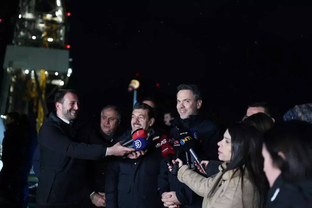 Enerji ve Tabii Kaynaklar Bakanı Bayraktar, Yavuz Sondaj Gemisi’nde Uluslararası Sondaj ve Milli Projeleri Açıkladı