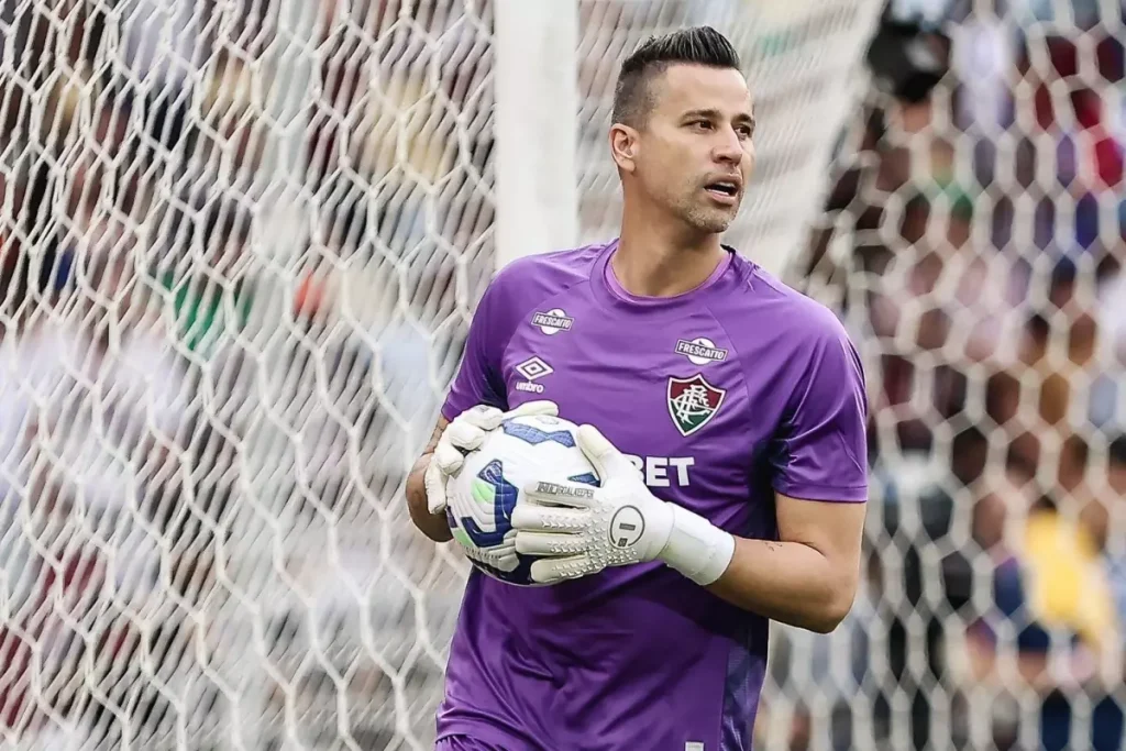 Fluminense, 45 yaşındaki Fabio ile yola devam etti