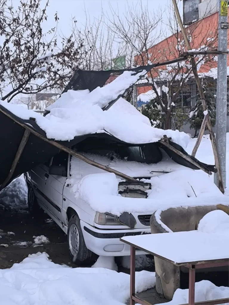 Nurdağı’nda Kar Yağışı Çatıları Çöktürdü