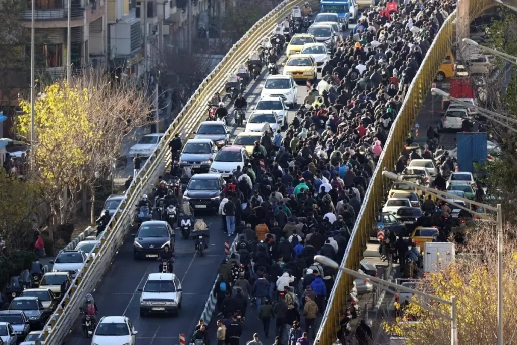 İran’da Protestolar Kızıştı! Kaymakamlık Binası Çıplak Ellerle Kuşatıldı