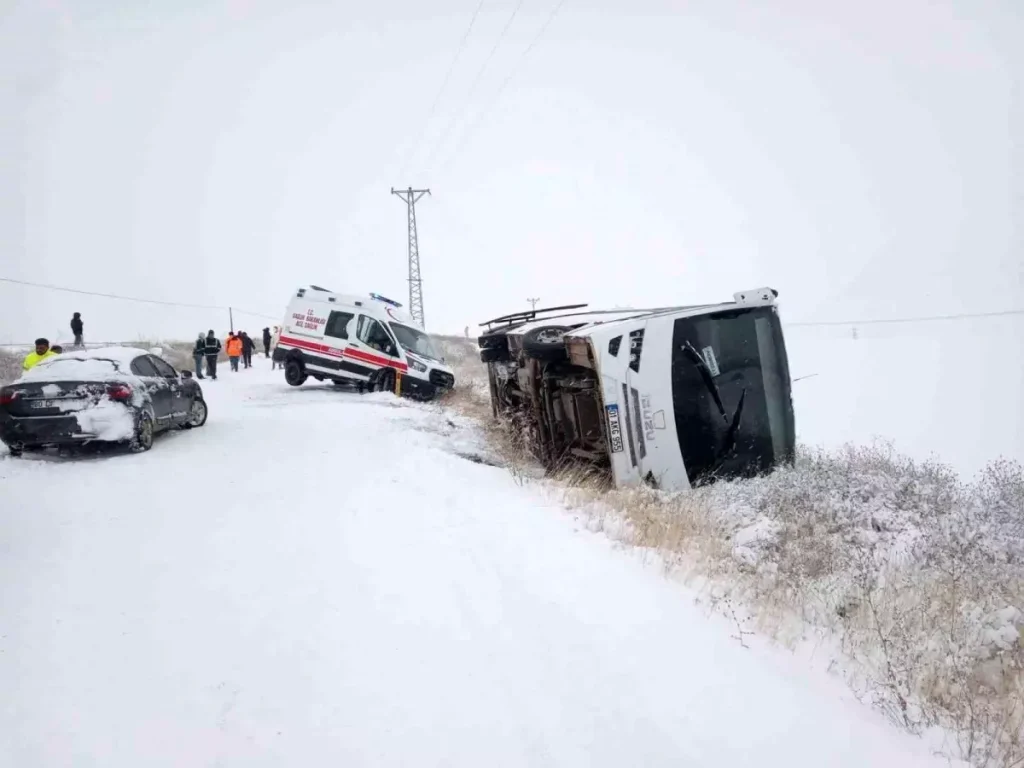 İşçi Servisi Devrildi, Yardıma Giden Ambulans Kara Saplandı