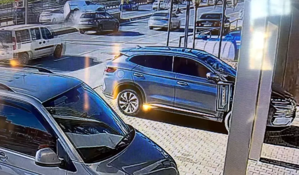 E-5’te Hafif Ticari Araç Kaza Yaptı