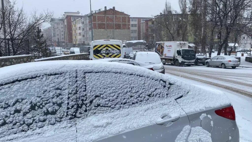 Kars’ta Kar Yağışı Eğlenceye Dönüştü