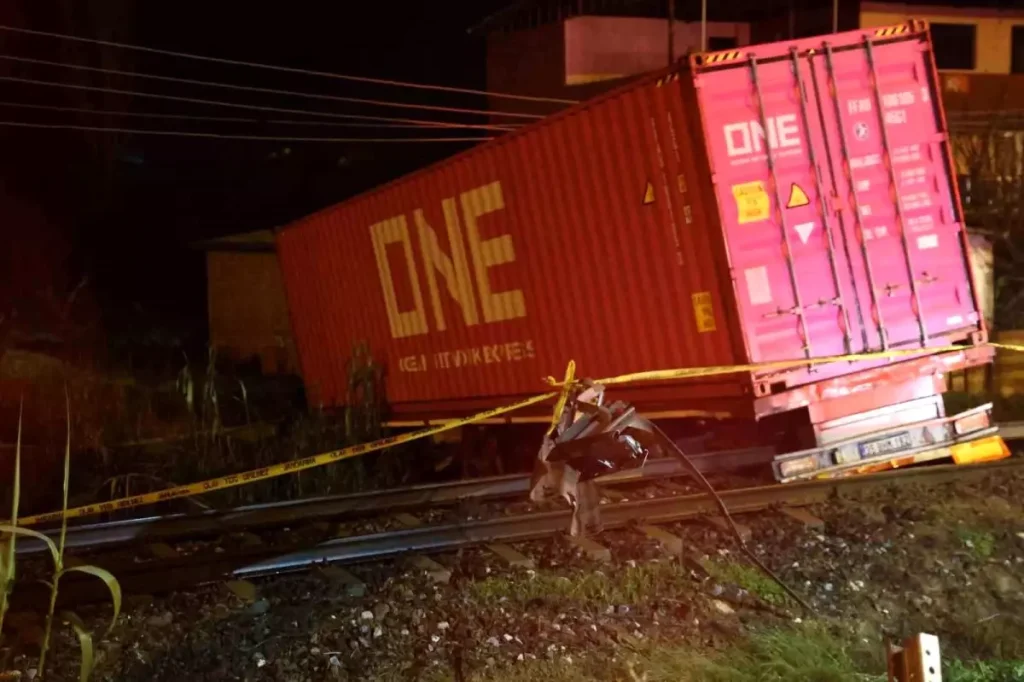 Aydın’da kontrolden çıkan tır raylara uçtu: Araç sürücüsü hayatını kaybetti