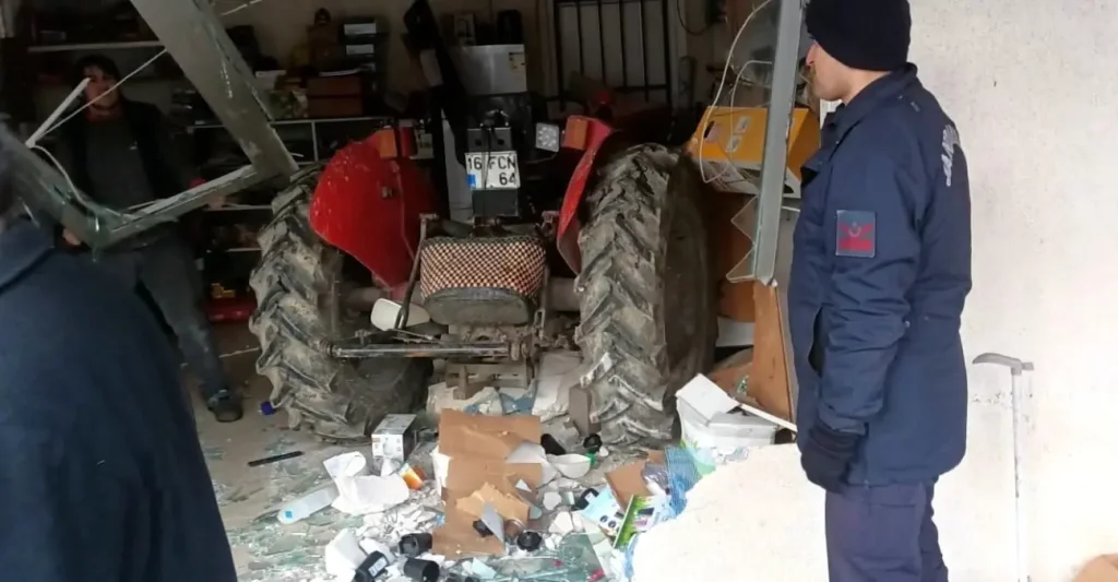 Bilecik’te Kontrolden Çıkan Traktör İş Yerine Daldı