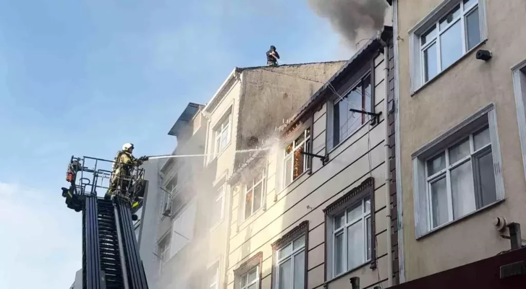 Küçükçekmece’de Yangın Paniği: Vatandaş Bahçe Hortumuyla Alevlere Meydan Okudu