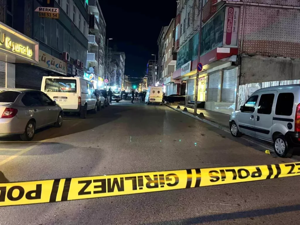 Küçükçekmece’de Silahlı Saldırı: 1’i Ağır 3 Yaralı!
