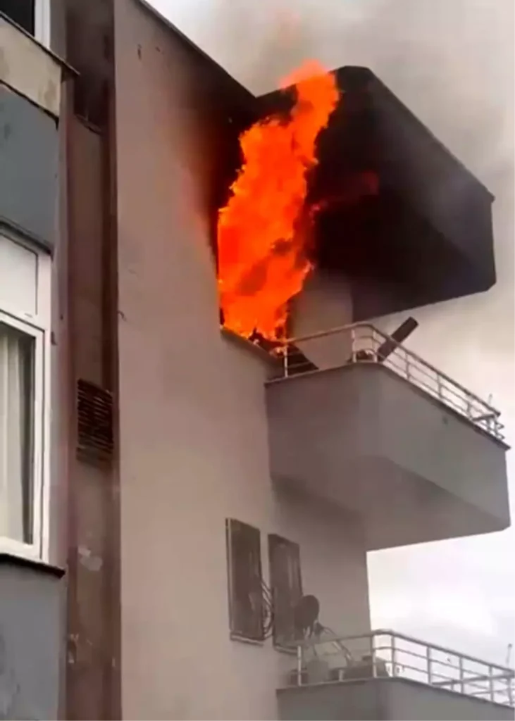 Erdemli’de 3 Katlı Evde Yangın Çıktı