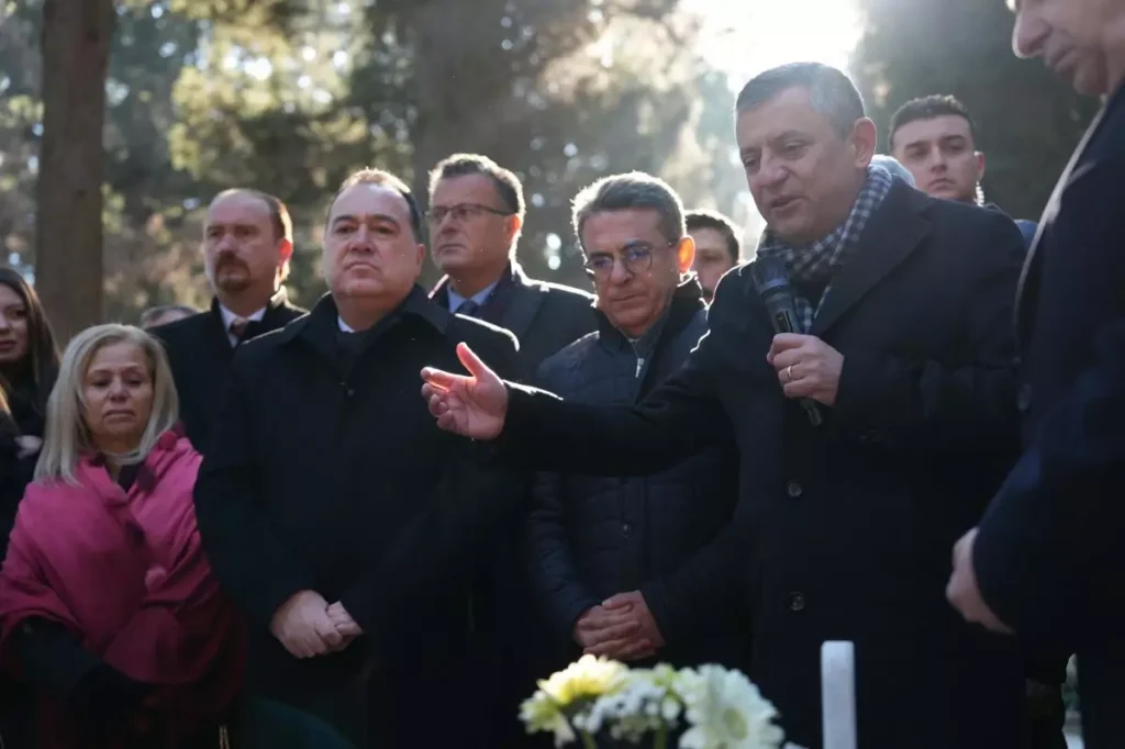 Özgür Özel, Muharrem Ekici’nin Mezarı Başında Duygusal Anlar Yaşadı