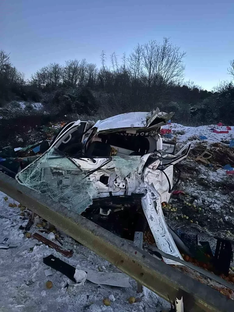 Sakarya’da Takla Atan Kamyonette Baba ve Oğul Yaralandı