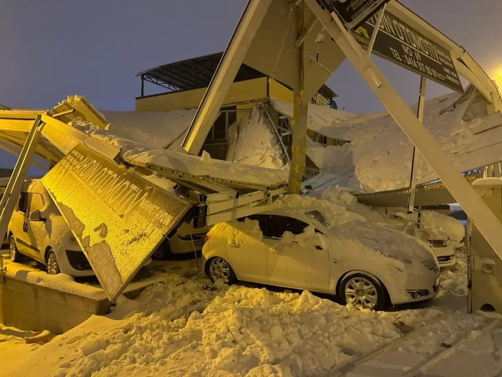 Şanlıurfa’da Karın Ağırlığı Çatılarla Birlikte Çöktü