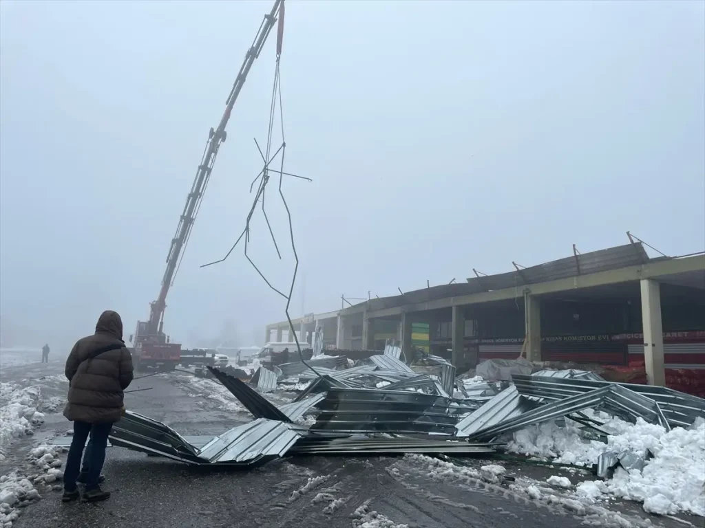 Şanlıurfa’da Kar Yağışı 67 İş Yerinin Çatısını Çöktürdü