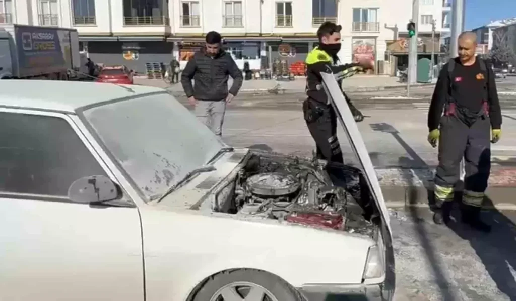 Aksaray’da Seyir Halindeki FIAT Otomobil Yangını