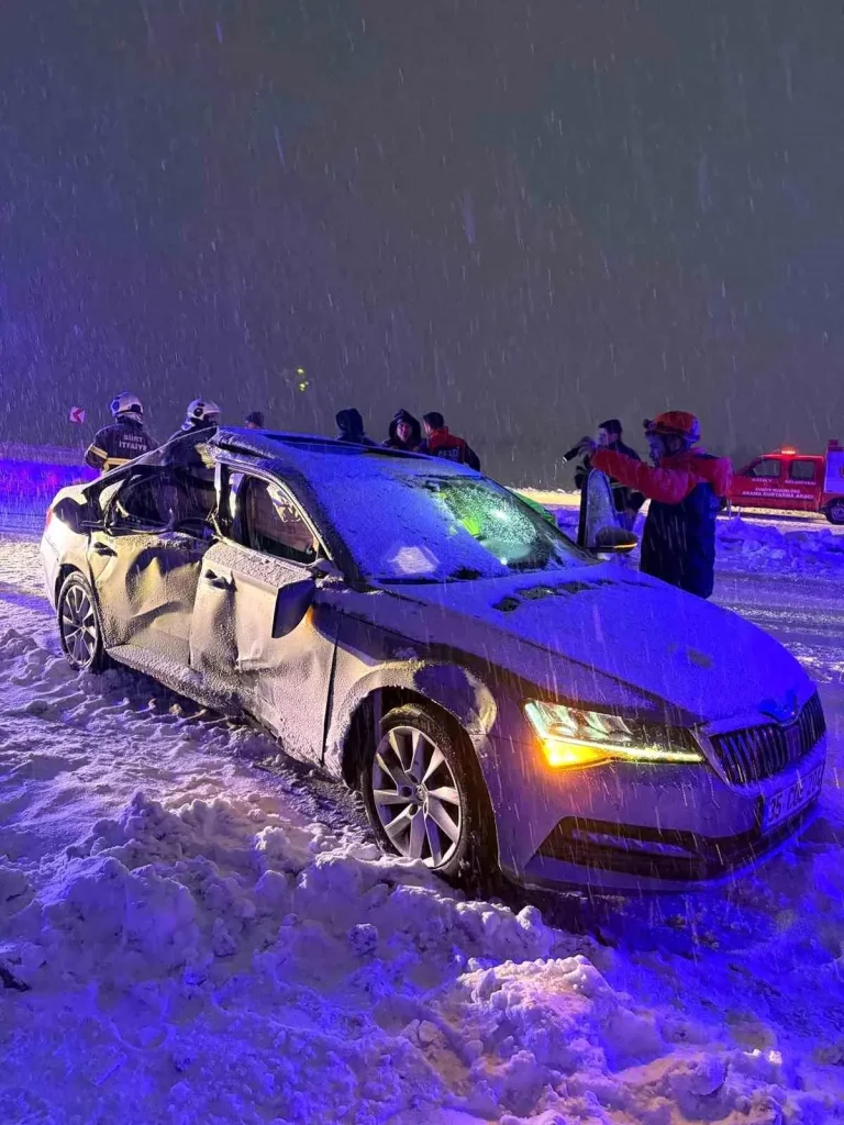 Siirt’te Kar Küreme Aracı ve Otomobil Çarpışması: 1 Ölü, 4 Yaralı