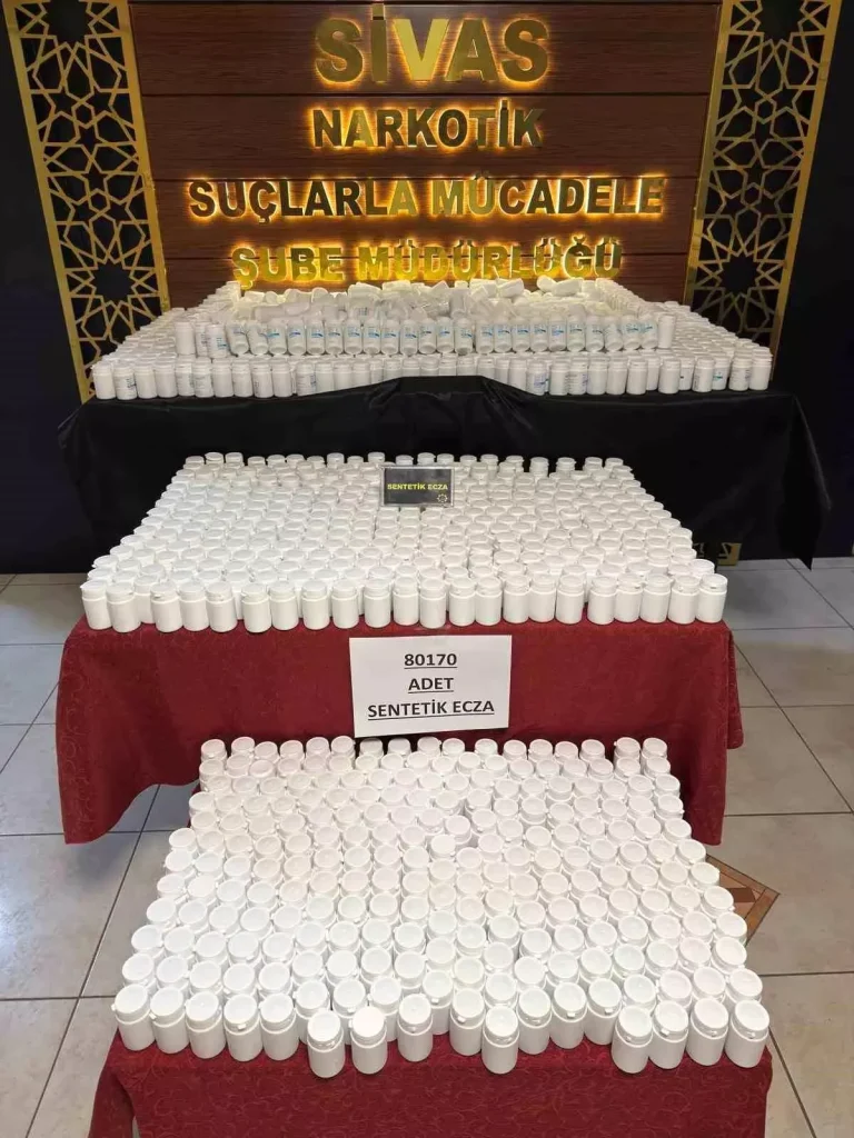 Sivas’ta Yılbaşı Öncesi Dev Uyuşturucu Operasyonu: 7 Şüpheli ve 80 Bin Hap Ele Geçirildi