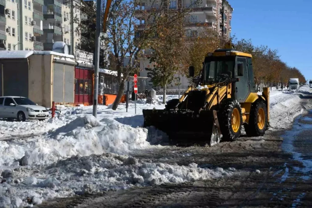 Siverek’te Kar Temizleme Çalışmaları Hız Kesmeden Sürüyor