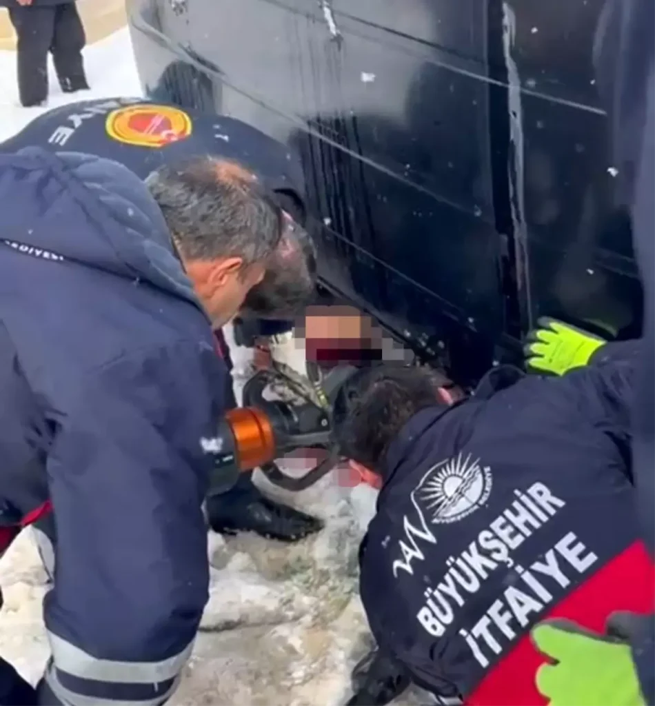 Van’da Minibüs Kazası: 1 Ölü, 3 Yaralı