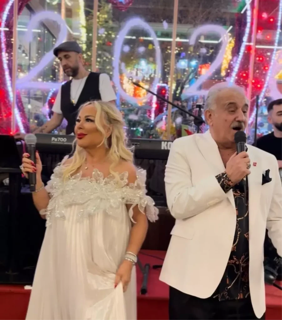 Yakamoz Restoran’da Yılbaşı Sürprizi: Safiye Soyman Gelinlikle Sahneye Çıktı, Faik Öztürk Hindi Dağıttı