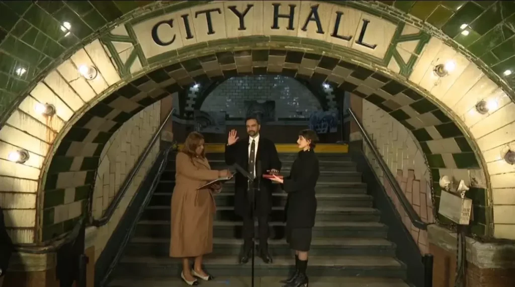 ABD’de tarihi yemin! Mamdani Kur’an-ı Kerim’e el basarak göreve başladı